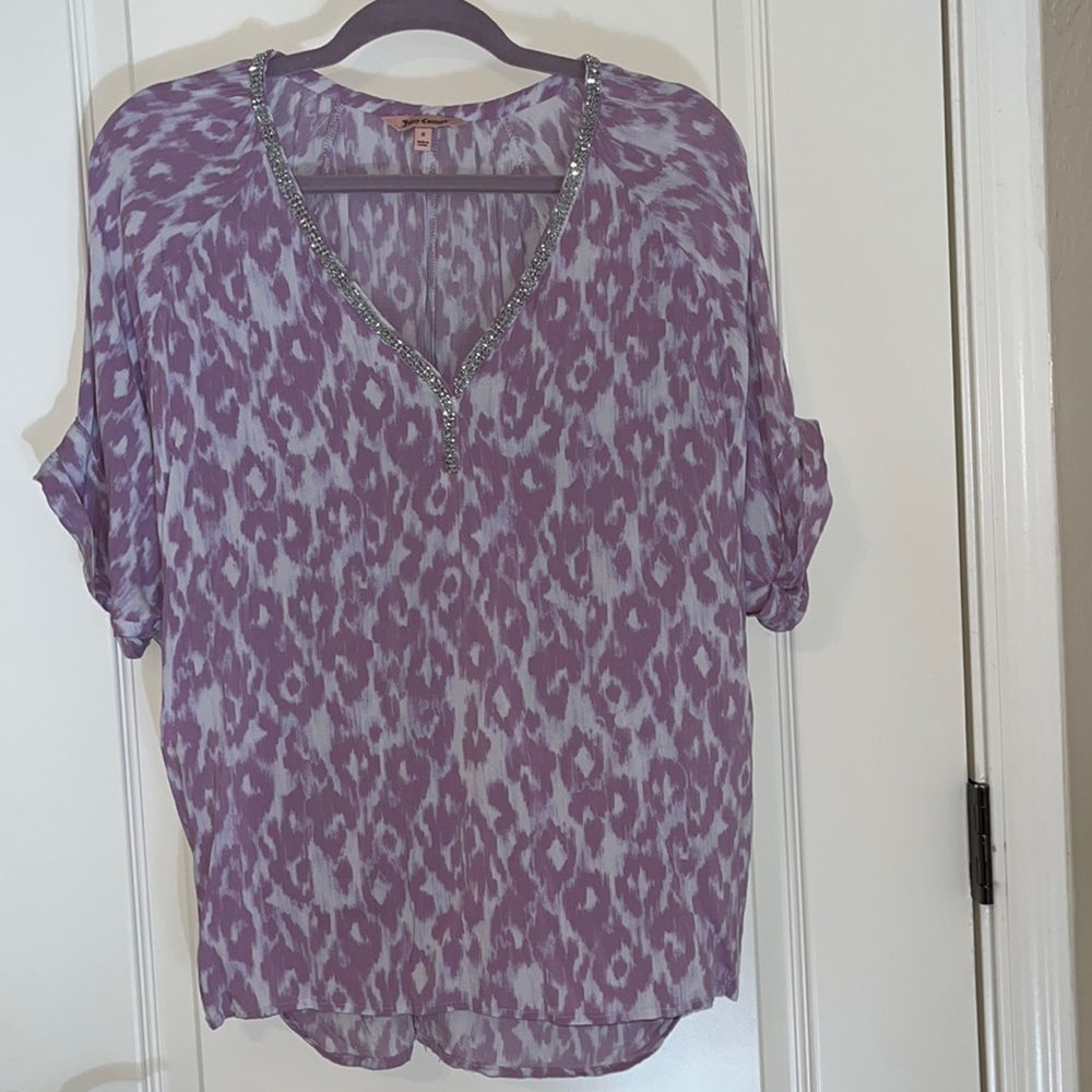 Juicy Couture Women’s lavender/white animal print blouse w rhinestone vneck top